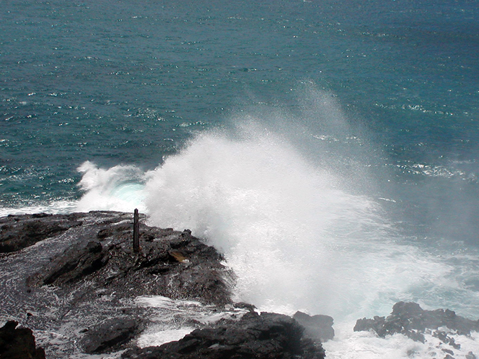 Image of rocks and seawater splashing